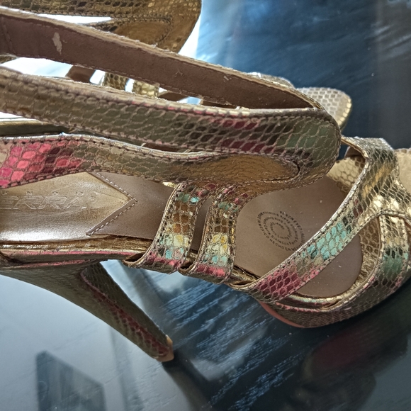 Gold heels - Picture 2 of 5